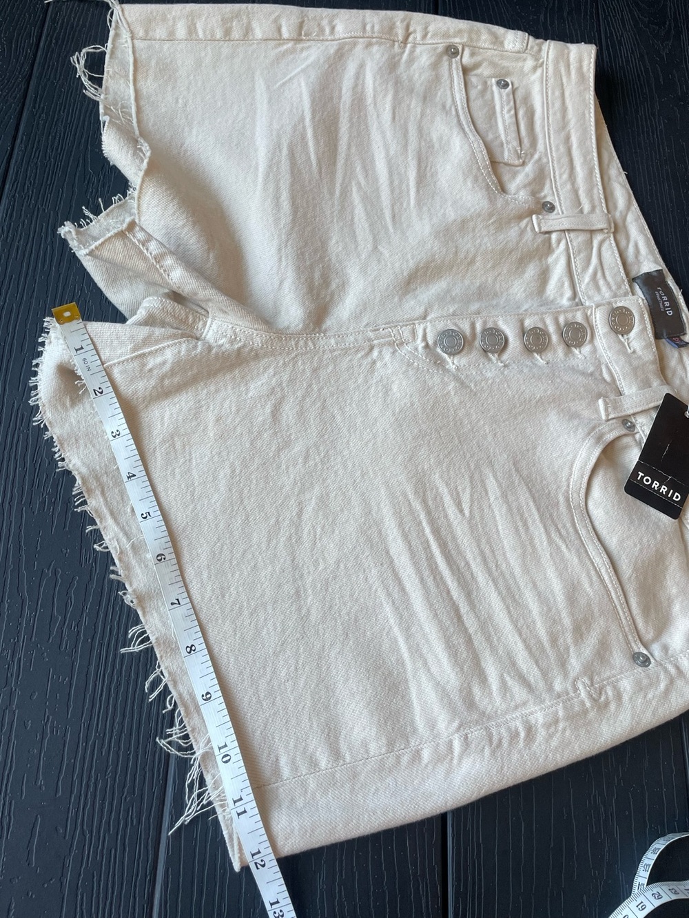 NEW Torrid 3.5” Classic Denim High-Rise Shorts Size 12 Ivory Button Fly Raw Hem - Picture 7 of 12